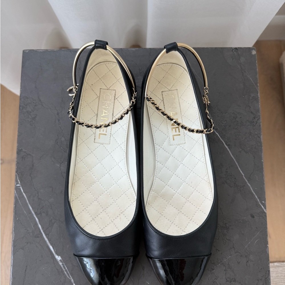 CHANEL Black Leather Cap-Toe Ballet Flats with Gold Chain Ankle Charm - Picture 5 of 9